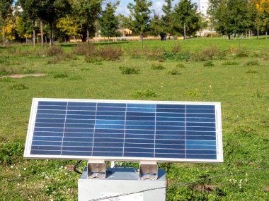 Parktaki elektrikli çoban için güneş paneli. Yakın plan..