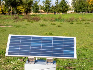 Parktaki elektrikli çoban için güneş paneli. Yakın plan..