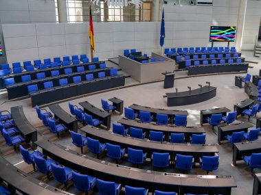 Berlin 'deki Alman Bundestag Genel Salonu. Alman Bundestag 'ının boş salonu.