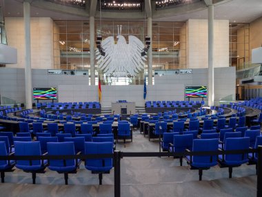 Berlin 'deki Alman Bundestag Genel Salonu. Alman Bundestag 'ının boş salonu.