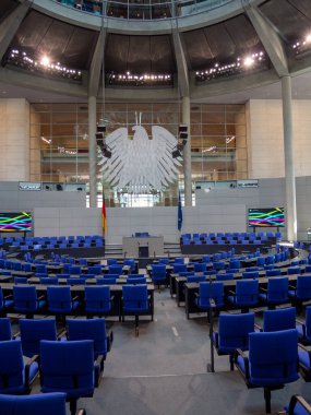 Berlin 'deki Alman Bundestag Genel Salonu. Alman Bundestag 'ının boş salonu.