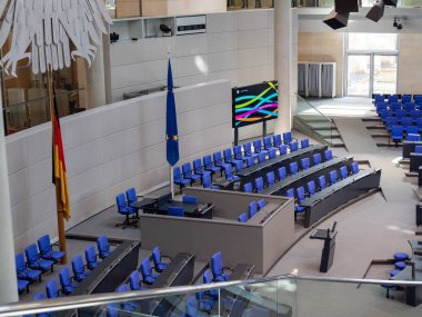 Berlin 'deki Alman Bundestag Genel Salonu. Alman Bundestag 'ının boş salonu.