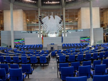 Berlin 'deki Alman Bundestag Genel Salonu. Alman Bundestag 'ının boş salonu.