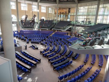 Berlin 'deki Alman Bundestag Genel Salonu. Alman Bundestag 'ının boş salonu.