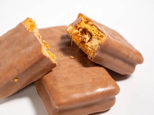Barra Chocolate Sobre Fondo Blanco Chocolate Con Caramelo Primer Plano — Foto de Stock