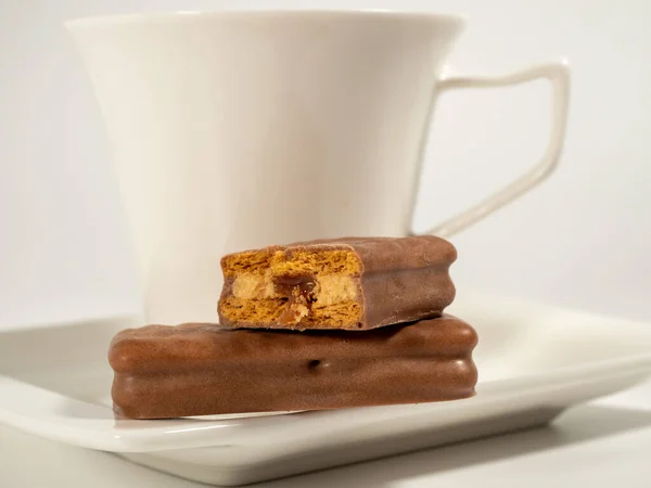 Barra Chocolate Una Taza Café Sobre Fondo Blanco Primer Plano — Foto de Stock