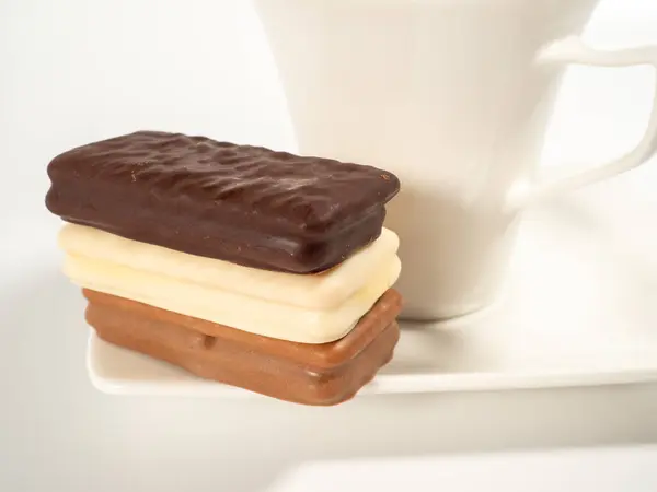 Barra Chocolate Una Taza Café Sobre Fondo Blanco Primer Plano — Foto de Stock
