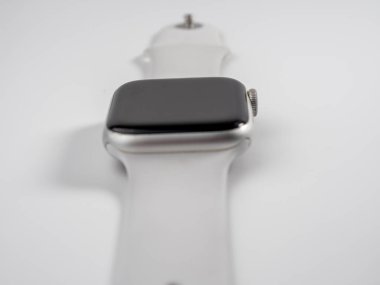 Beyaz arka planda akıllı bir saat. Modern saat. Yakın plan..