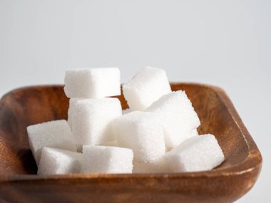 Beyaz arka planda şeker. Abur cubur konsepti. Yakın plan..