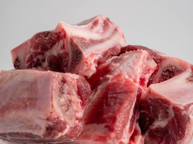 Sığır etli çiğ et. Çorba için kemiğe sığır eti seçimi. Yakın plan..