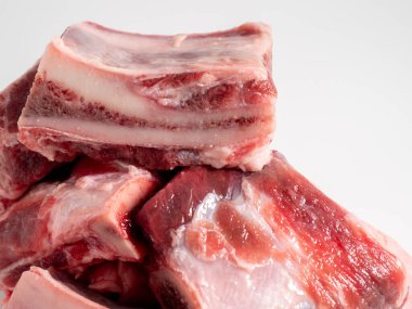 Sığır etli çiğ et. Çorba için kemiğe sığır eti seçimi. Yakın plan..