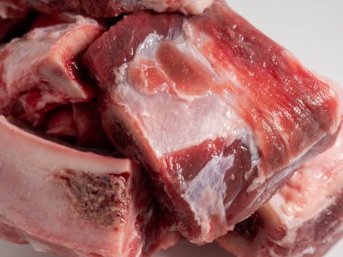 Sığır etli çiğ et. Çorba için kemiğe sığır eti seçimi. Yakın plan..