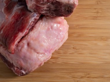 Sığır etli çiğ et. Çorba için kemiğe sığır eti seçimi. Yakın plan..