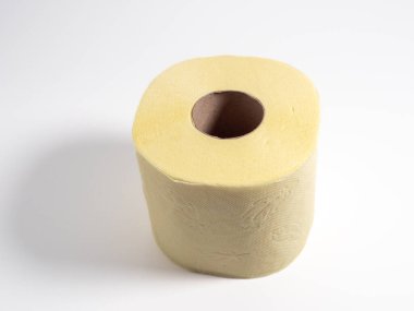 Arka planda bir rulo tuvalet kağıdı. Yakın plan..