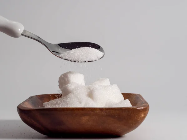 Beyaz arka planda şeker. Abur cubur konsepti. Yakın plan..