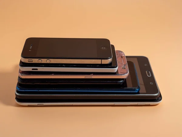 Παλιά Σπασμένα Smartphones Smartphones Πορτοκαλί Φόντο Κοντινό Πλάνο — Φωτογραφία Αρχείου