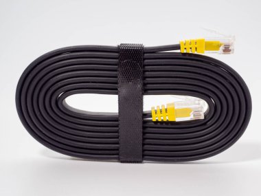 Beyaz arka planda düz siyah ağ kablosu. Yakın plan..