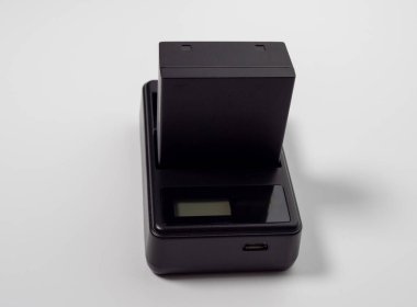 Kameranın pili beyaz arka planda. Yakın plan..