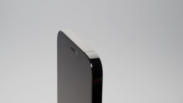 Rotierendes Smartphone Auf Weißem Hintergrund Moderne Smartphones Hochwertiges Filmmaterial — Stockvideo