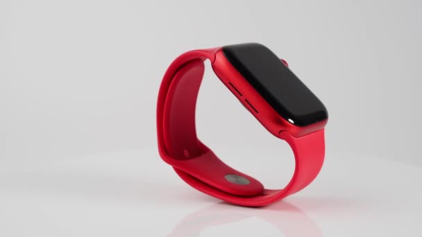 Smart Watch Auf Weißem Hintergrund Moderne Uhr Nahaufnahme Hochwertiges Filmmaterial — Stockvideo