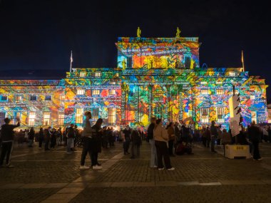 BERLİN, ALMANY - 15 EKİM 2022 Humboldt Üniversitesi önden renkli olarak aydınlatıldı. Berlin 'de Işık Festivali. Berlin, Almanya - 15 Ekim 2022