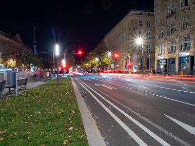 Berlin, Almanya - 15 Ekim 2022 Merkez Bölgesi, Berlin. Gece şehri.