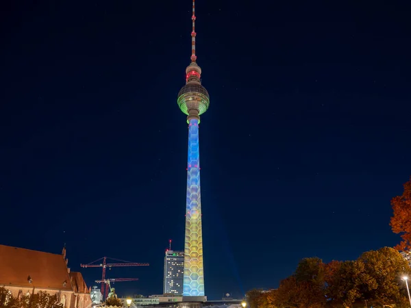 テレビ塔は正面から照らされている ベルリンの光の祭典 ベルリンにホリデー — ストック写真