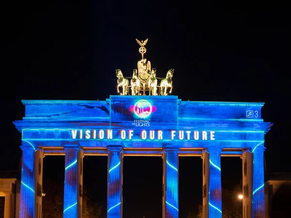 ブランデンブルク門は正面からカラーでライトアップされています ベルリンの光の祭典 — ストック写真