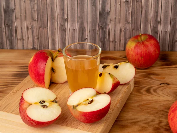Apple Cider Vinegar Glass Apples Wooden Background Apple Cider Vinegar — Stock Photo, Image