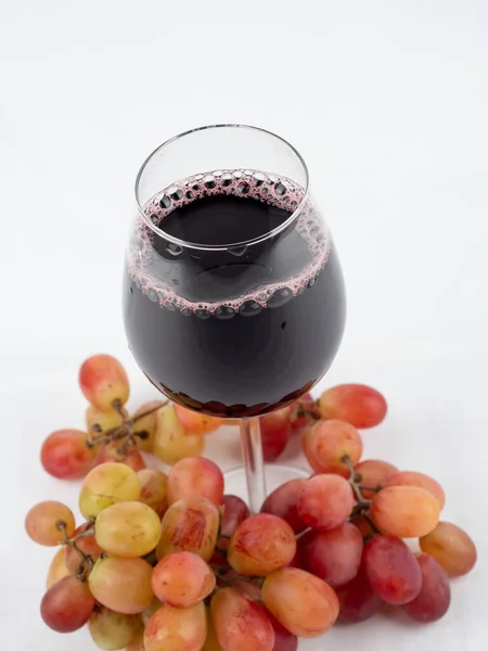 Een Glas Wijn Druiven Een Witte Achtergrond Glazen Beker Met — Stockfoto