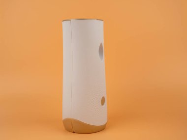 Turuncu arka planda oda spreyi. Otomatik oda spreyi. Yakın plan..