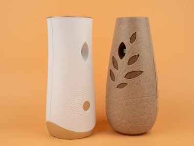 Turuncu arka planda oda spreyi. Otomatik oda spreyi. Yakın plan..