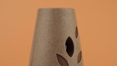 Oda spreyi turuncu arka planda döner. Otomatik oda spreyi. Yüksek kalite 4k görüntü