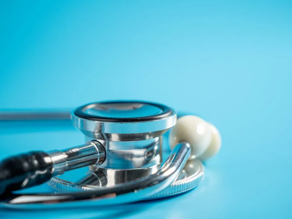 Tıp konsepti. Mavi arka planda steteskop. Yakın plan..