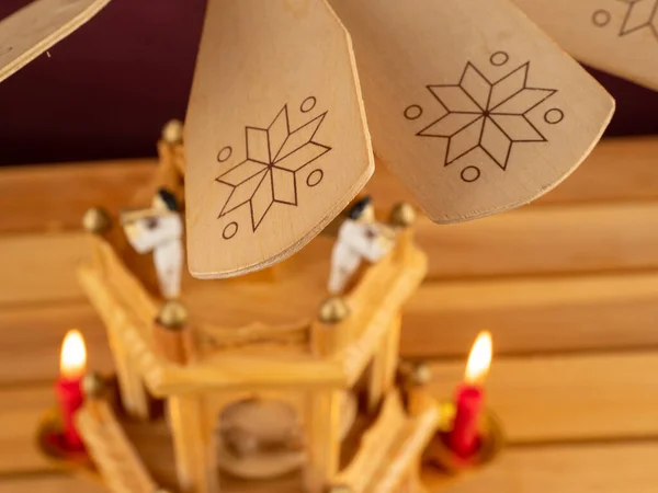 Noel piramidi. Noel şarkıları, ahşap figürler şeklinde şarkıcılar. Noel Atlıkarınca.