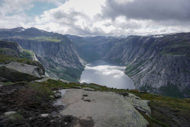 Trolltunga Norveç 'e giden yol. Ringedalsvatnet Gölü manzarası. Güzel vahşi dağlar