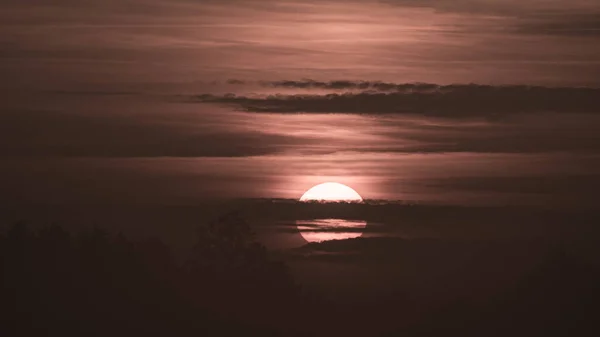 Όμορφη Άγρια Ανατολή Και Πορτοκαλί Συννεφιασμένο Ουρανό Ήλιος Πίσω Από — Φωτογραφία Αρχείου