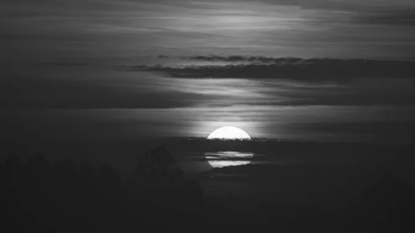 Beau Lever Soleil Sauvage Ciel Nuageux Soleil Derrière Les Nuages — Photo