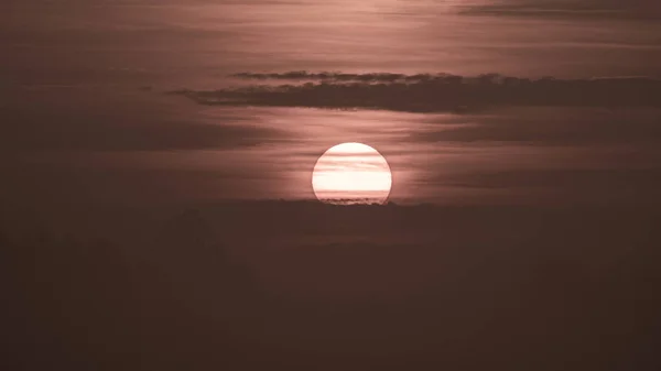 Belo Nascer Sol Selvagem Céu Nublado Laranja Sol Por Trás — Fotografia de Stock