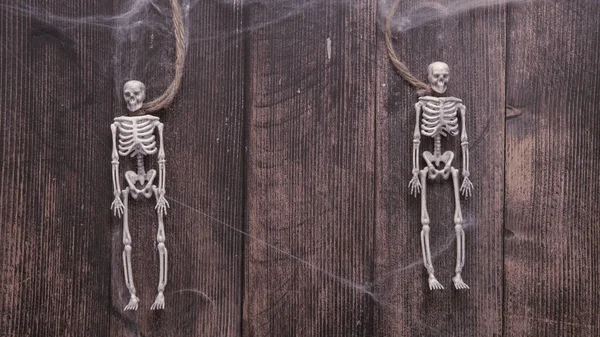 Esqueletos Brinquedo Homem Uma Corda Fundo Madeira Conceito Halloween — Fotografia de Stock