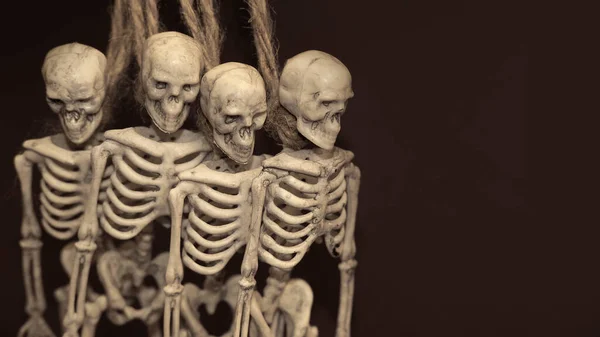 Esqueleto humano artificial, esqueleto estatueta em uma corda, conceito halloween — Fotografia de Stock