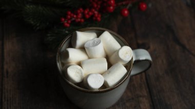 Noel dekorunun arka planında marşmelovlu kahve, Noel konsepti