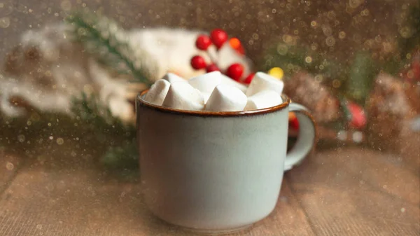Café com marshmallows em uma xícara no fundo de uma decoração de Natal, o conceito de Natal — Fotografia de Stock