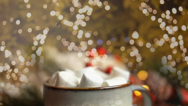 Café com marshmallows em uma xícara no fundo de uma decoração de Natal, o conceito de Natal — Fotografia de Stock