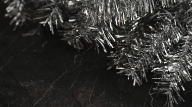 Siyah arka planda gümüş köknar dalları, Noel konsepti, Kara Cuma ve siber pazartesi