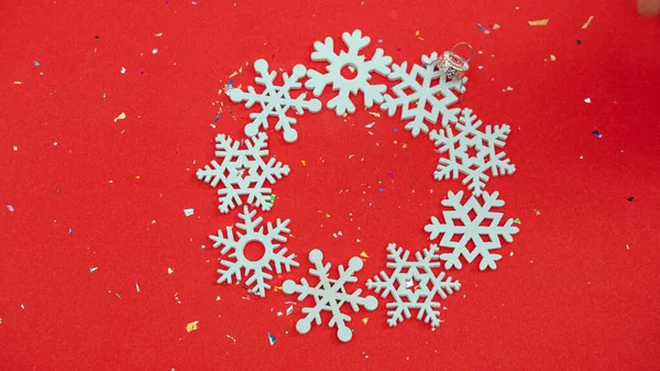 Fondo rojo de Navidad con un lugar para el texto y un juguete de árbol de Navidad creativo conceptual hecho de figuras de copo de nieve, el concepto de Navidad, viernes negro —  Fotos de Stock