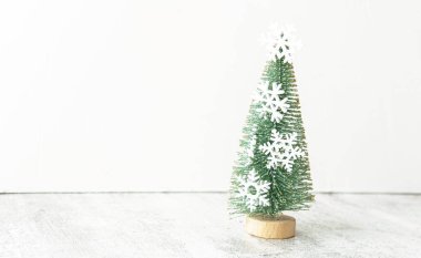 Küçük yeşil bir Noel ağacı biblosu. 