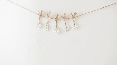 2022 'de askıya alınmış beyaz kar taneleri.