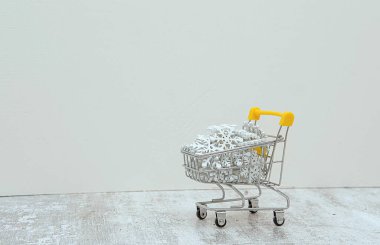 Süpermarket arabasında kar tanelerinin beyaz ahşap figürleri