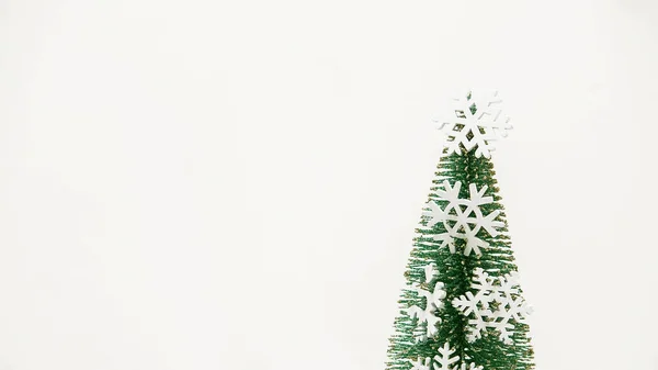 一个绿色的小圣诞树雕像 — 图库照片